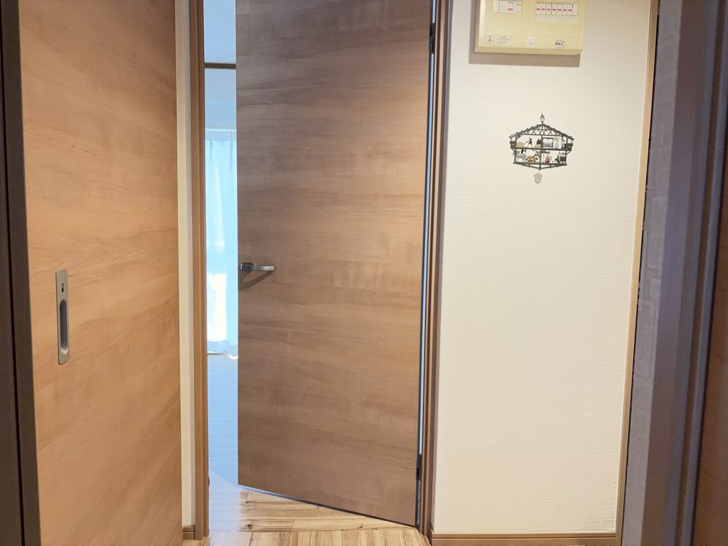少しだけ開いた物置部屋のドア。隙間から窓の光が見える